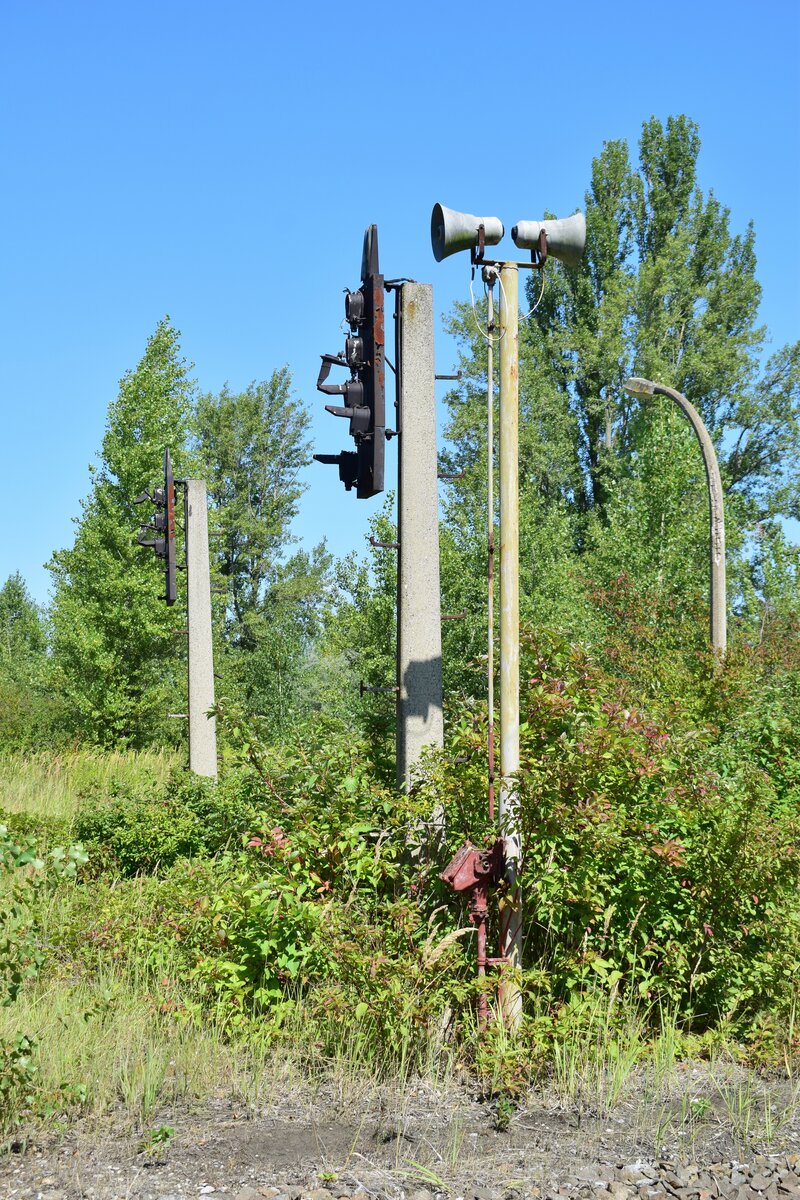 In Braunsbedra umweit des Bahnhofes gab es bis Ende der 90er Jahre die Mineralölwerke Lützkendorf. Heute zeugen nur noch die alten Wege sowie einzelne Gleisanlagen und einzelne Gebäuderuinen von der einstigen Raffinerie. Auch vereinzelte Signale stehen hier noch. Recht simpel und einfach gehalten konnten sie entweder Halt oder Rangierfahrt zeigen.

Braunsbedra 14.08.2021