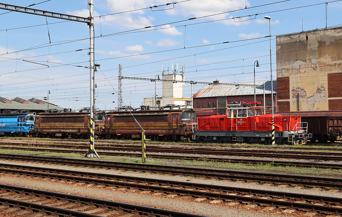 In Breclav vom Bahnsteig aus gesehen: elektr. Rangierlokomotive im Stilllager. Breclav, 12.6.2023