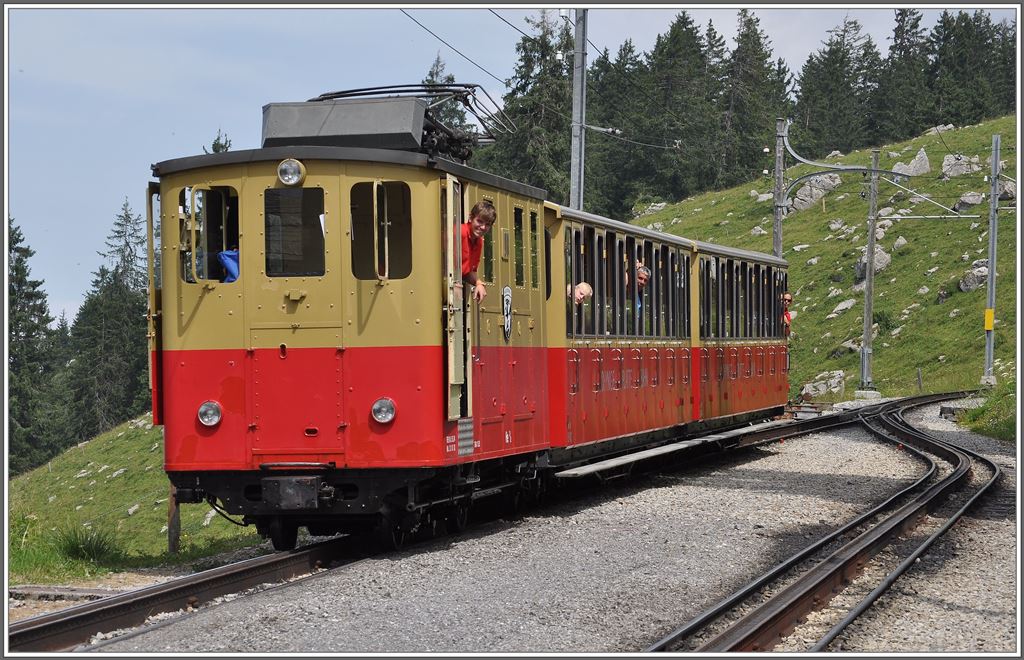 In Breitlauenen gibt's eine Zugskreuzbg. Die Talfahrt erfolgt mit gesenktem Stromabnehmer. (06.07.2013)