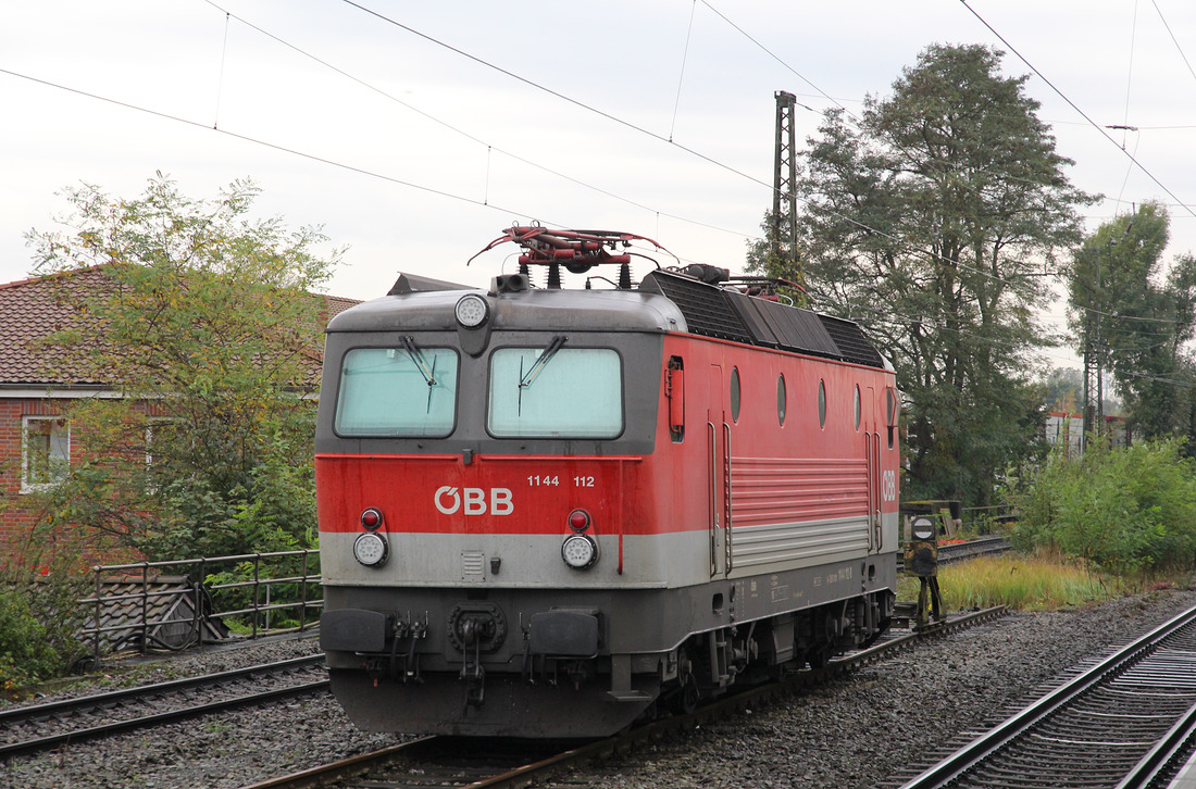 In Bremen-Oslebshausen konnte ich am 20. Oktober 2017 dieses Lokportrait von 1144 112 schießen.