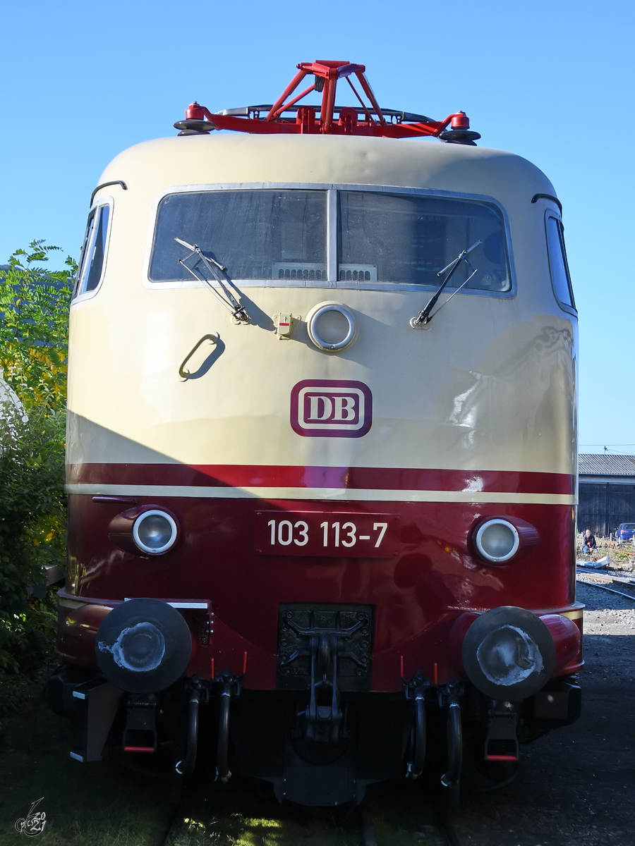 In Brohl-Lützing war die Elektrolokomotive 103 113-7 als Teil der Fahrzeugausstellung zum 120-jährigem Jubiläum der Brohltalbahn ausgestellt. (Oktober 2021)