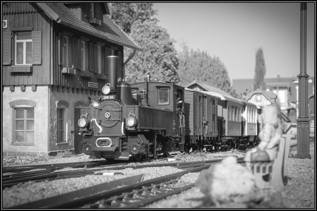 In Brunn am Berg kommt soeben 298.56 mit dem  Flascherlzug  an. 
27.09.2021 