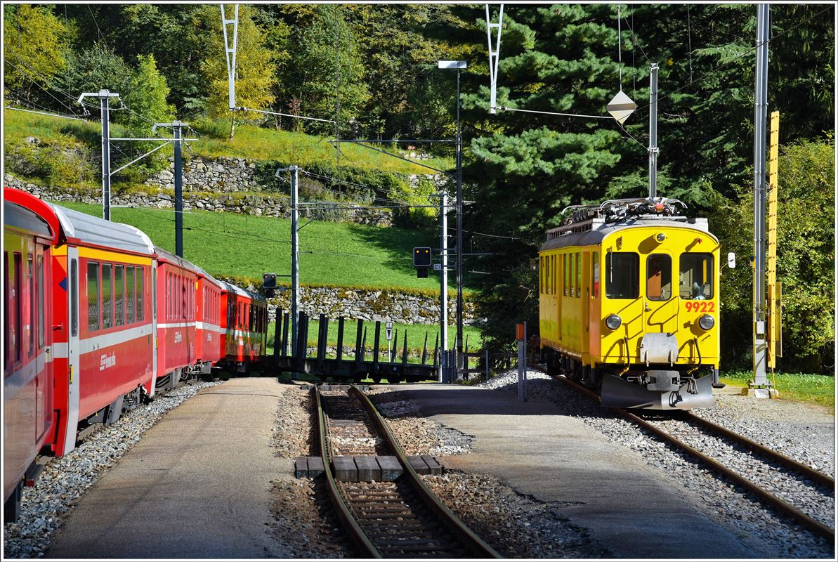 In Brusio steht ein ehemaliger ABe 4/4 I umgebaut zum Diensttriebwagen Xe 4/4 9922. (06.10.2016)