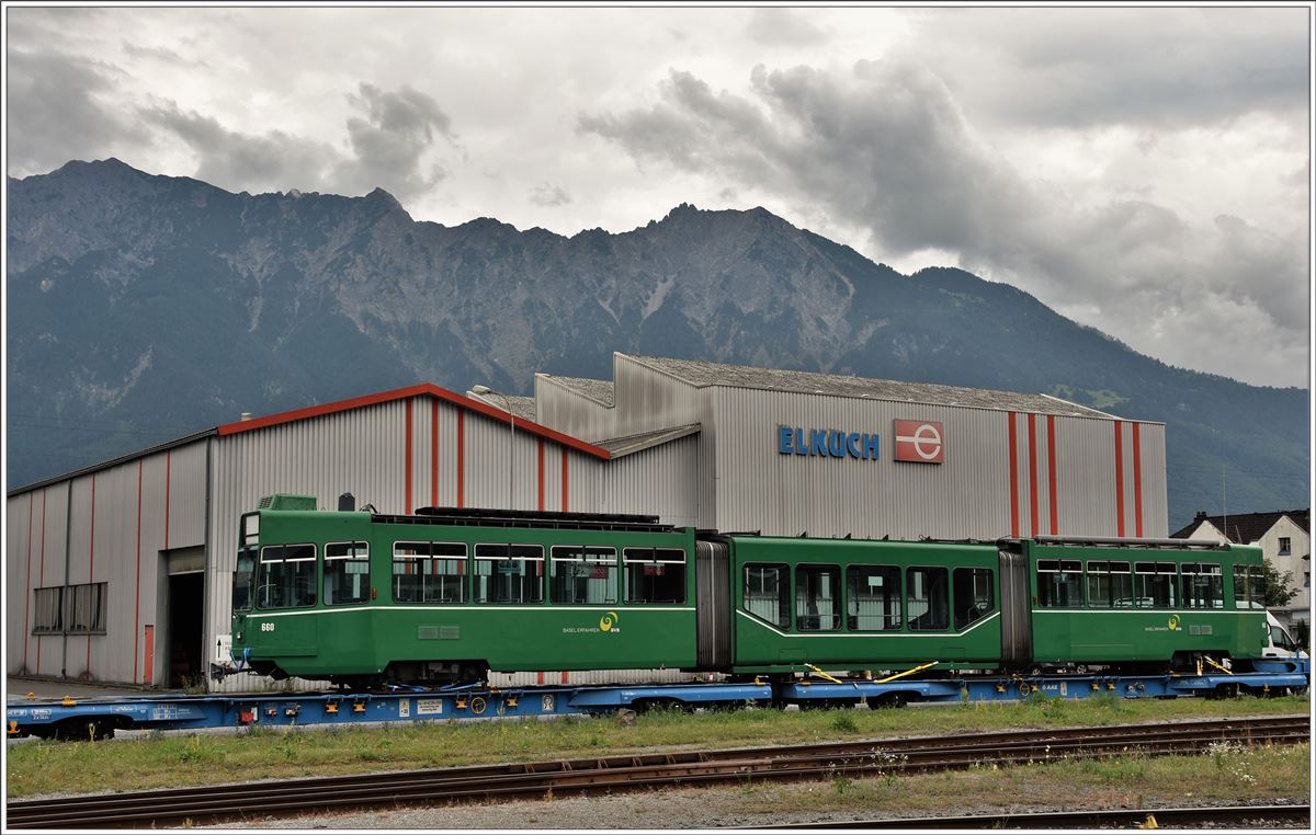 In Buchs SG stehen 8 Be 4/6S der Basler Verkehrsbetriebe zum Weitertransport nach Sofia/Bulgarien. (10.07.2017)