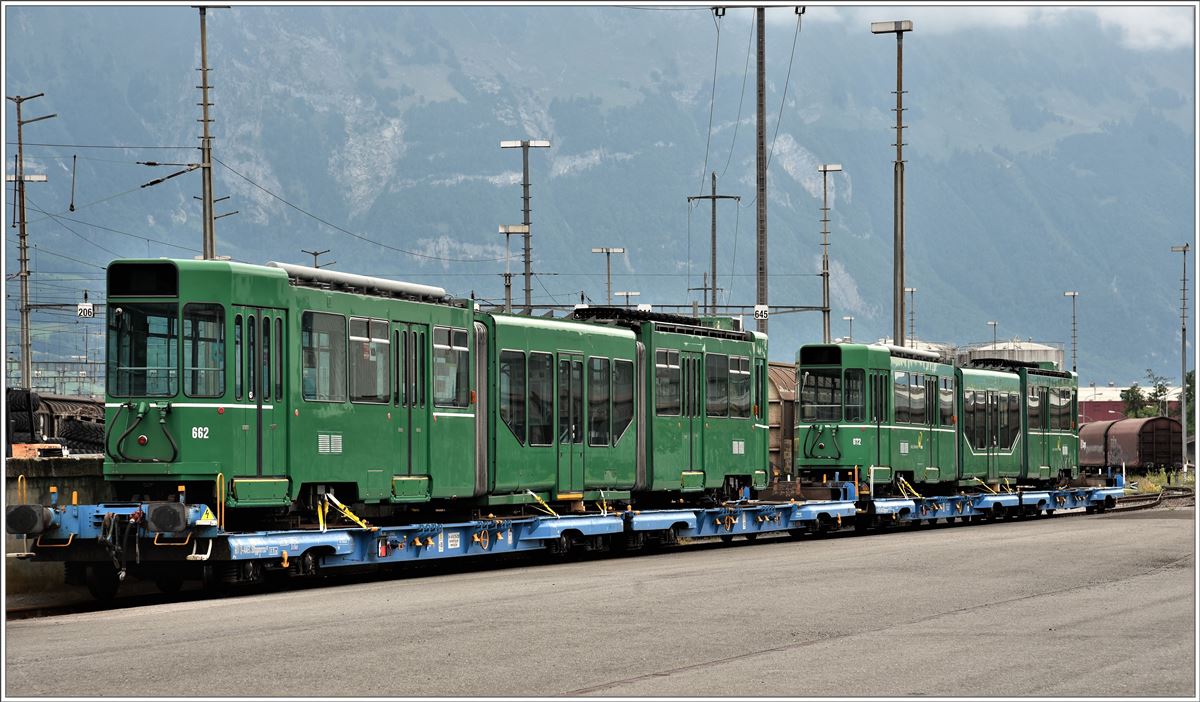 In Buchs SG stehen 8 Be 4/6S der Basler Verkehrsbetriebe zum Weitertransport nach Sofia/Bulgarien. (10.07.2017)