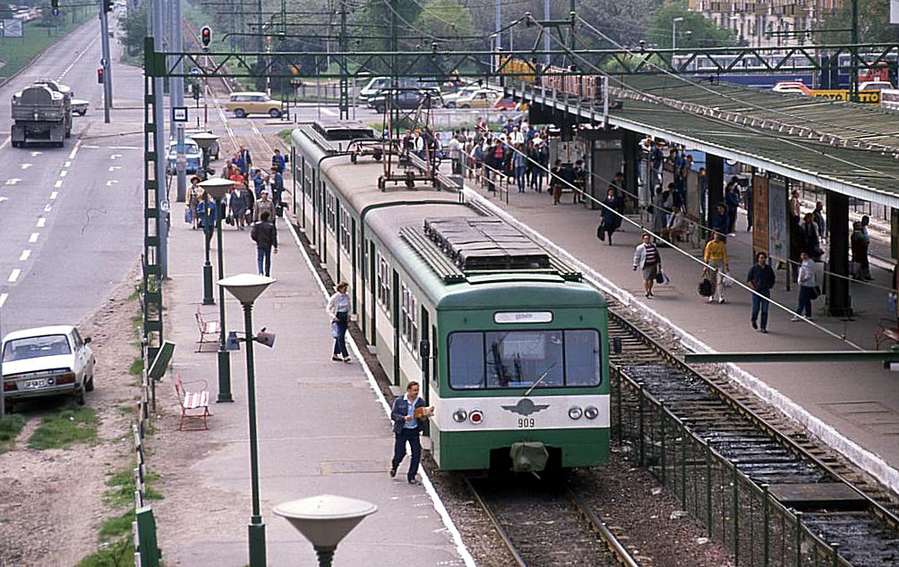 In Budapest gibt es mehrere Vorortlinien, die mit Elektrotriebwagen aus DDR
Zeiten und Produktio betrieben werden. Eine dieser Linien endet bzw. beginnt
am zverser Ter. Am 14.4.1989 fotografierte ich dort Triebzug 909.