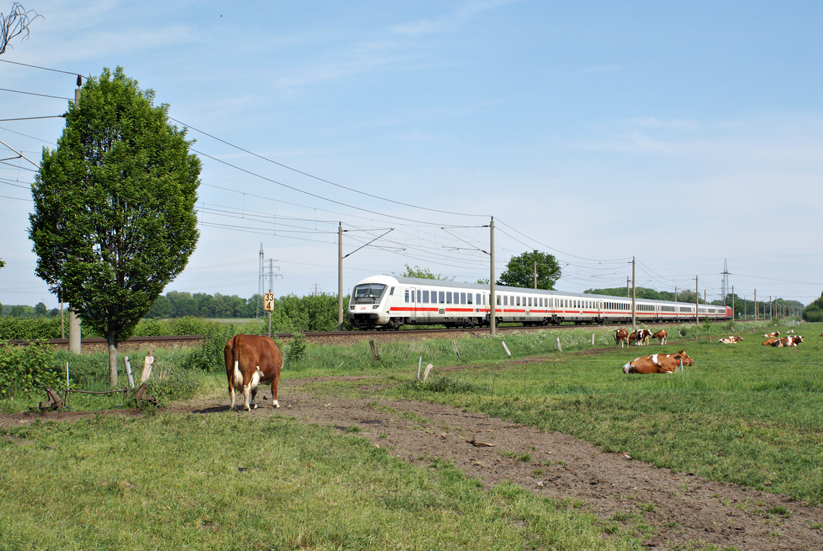 In Bullendorf bei Elmshorn wird am 15.05.2018 ein IC von einer Lok der Baureihe 101 nach Westerland geschoben.