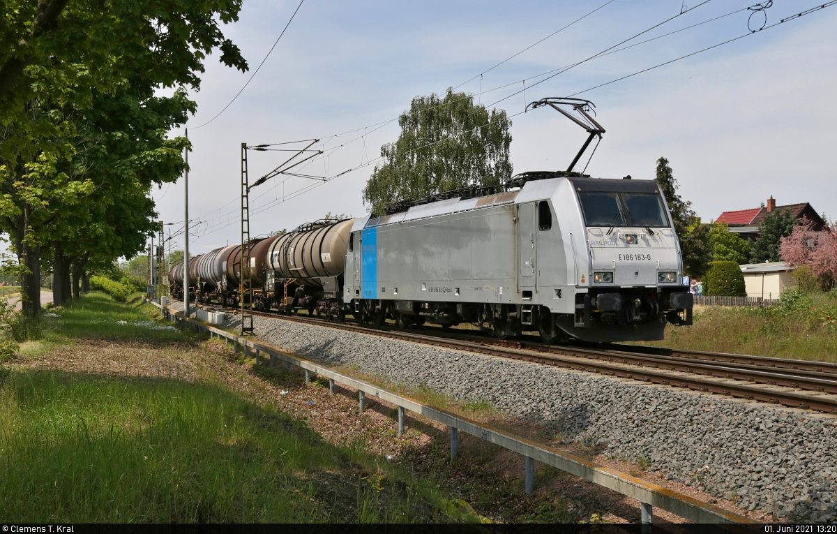 In den Buna-Werken werden die Züge abgefertigt wie am Fließband. Nur gut 20 Minuten nach der Ankunft im Werkbahnhof kommt 186 183-0 bereits mit ihrer nun übernommenen Leistung in Merseburg Elisabethhöhe zurück.

🧰 Railpool GmbH, nach letztem Stand vermietet an Lineas Group nv/sa
🚝 KT 41519 Antw-DS Combi (NL)–Ruhland (D)
🚩 Bahnstrecke Merseburg–Halle-Nietleben (KBS 588)
🕓 1.6.2021 | 13:20 Uhr