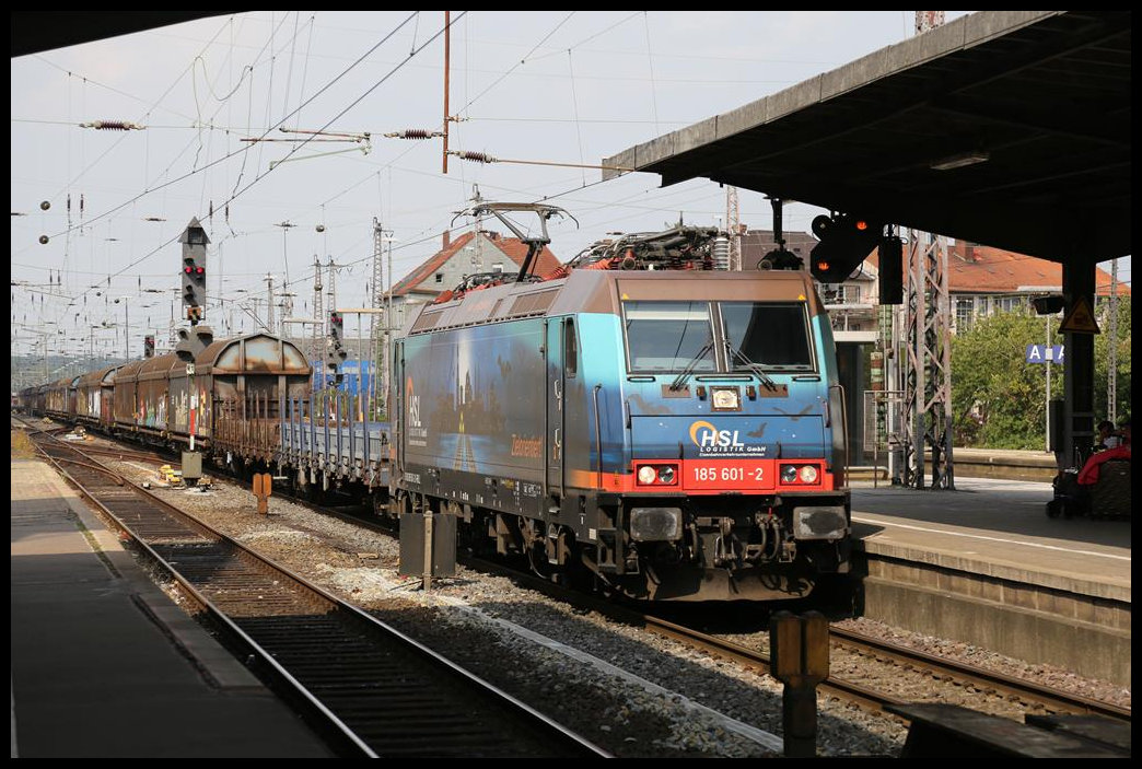 In bunter Sonderlackierung kam am 16.08.2019 um 16.11 Uhr die HSL 185601-2 mit einem langen Güterzug in Richtung Münster durch den oberen Teil des HBF Osnabrück. 