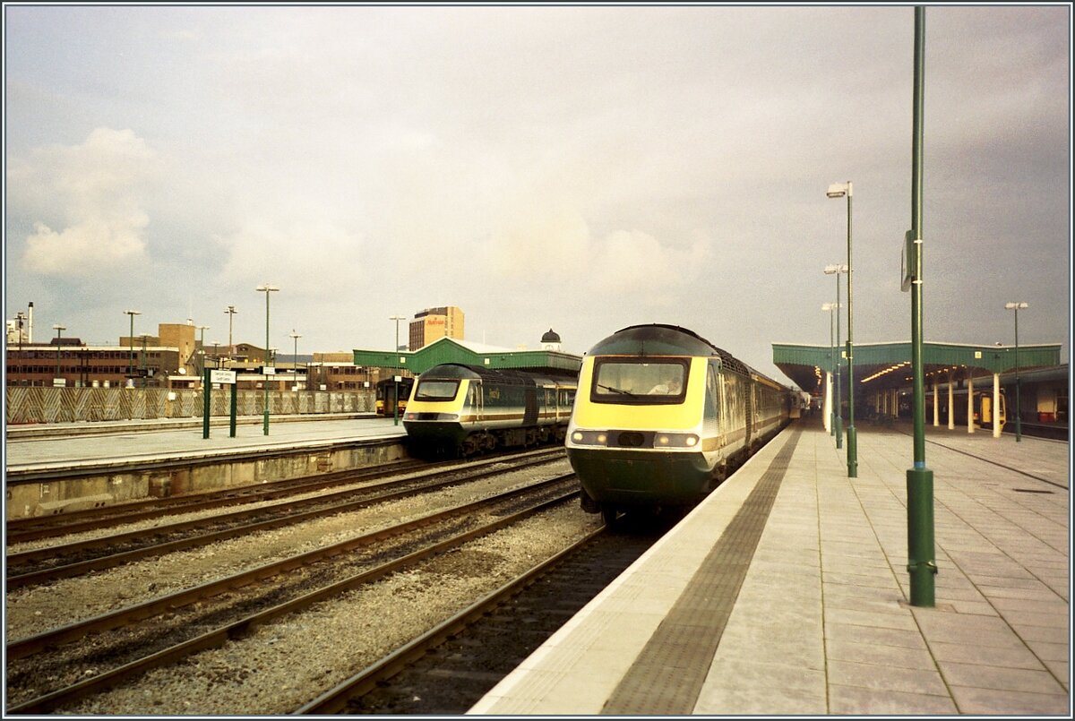 In Cardiff stehen zwei HST 125 Class 43 der  FIRST . 

ein Analogbild vom 7. November 2000