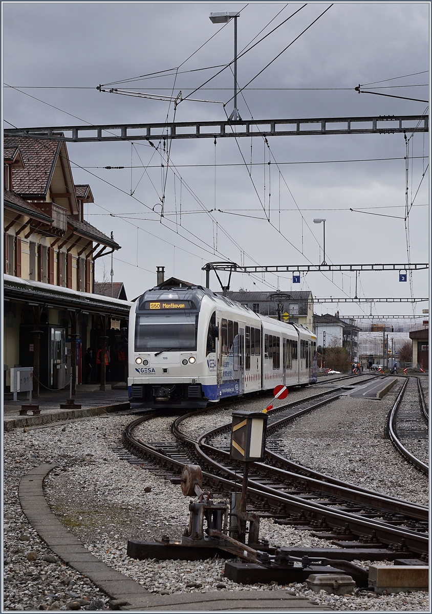 In Châtel St-Denis wartet der TPF SURF Be 2/4 106, B und ABe 2/4 106 als Regionalzug S50 14826 nach Montbovon auf die Abfahrt.
10. März 2019