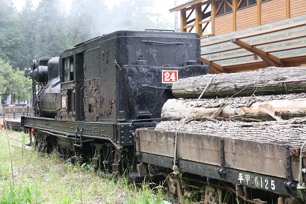 In der Chaoping Station ist gemeinsam mit der AFR SL24 der AFR Plachwagen 6125 als techn. Denkmal aufgestellt. Bild von 05.Juni 2017.