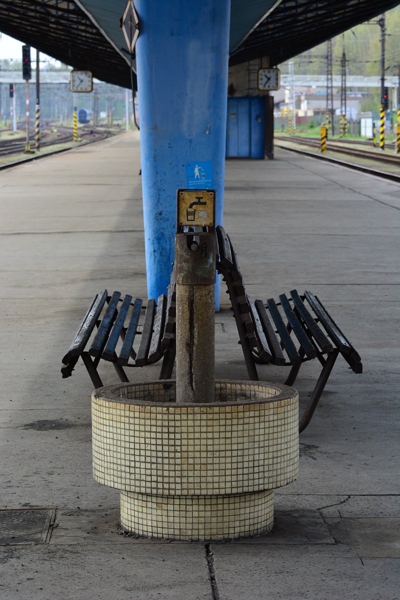 In Cheb findet man auf den Bahnsteigen Trinkbrunnen. Im Sommer sehr angemessen und sehr erfrischend doch am 15.4.17 waren sie noch unbenutzt.

Cheb 15.04.2017
