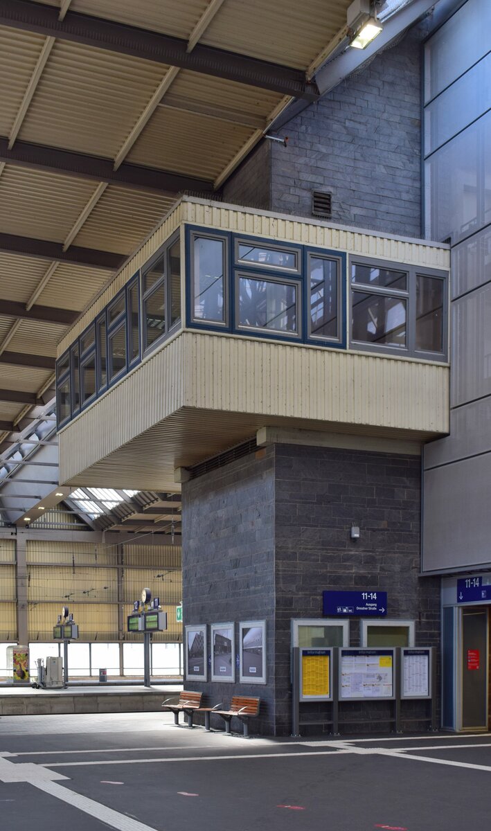 In Chemnitz fiel mir dieser Bau sofort ins Auge. Dieser ist oder war vermutlich für die Bahnsteigansagen zuständig.

Chemnitz 15.08.2021