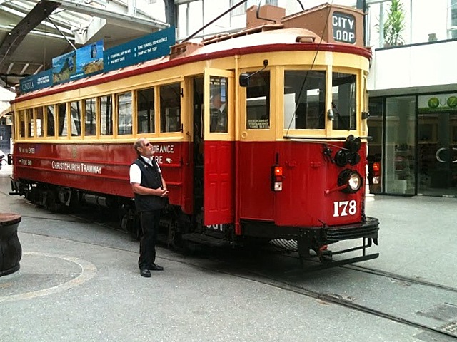 In Christchurch (Neuseeland) ist diese historische Straßenbahn noch im Plandienst 
25.12.2013 Fotograf  Jörg Heße,Erlaubnis zum veröffentlichen liegt vor.