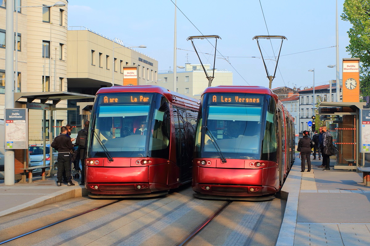 In Clermont-Ferrand verkehrt eine Tramway sur pneumatiques oder auf deutsch eine Straßenbahn auf Luftreifen des Typs Translohr. Dabei handelt es sich um durch eine mittige Schiene spurgeführte Gelenkfahrzeuge, die nicht frei lenkbar sind. Die Räder sind in den Gelenken untergebracht und die Fahrzeuge damit durchgehend niederflurig. Dieses Prinzip ermöglicht engere Mindestradien und stärkere Steigungen, außerdem sind die Baukosten niedriger. Weitere Bahnen dieses Typs verkehren in Paris, Italien (Padua, Venedig), China (Shanghai, Tianjin) und Kolumbien (Medellin). Am 05.04.2017 treffen sich zwei Triebwagen des Typs STE4 an der Haltestelle Delille Montlosier.