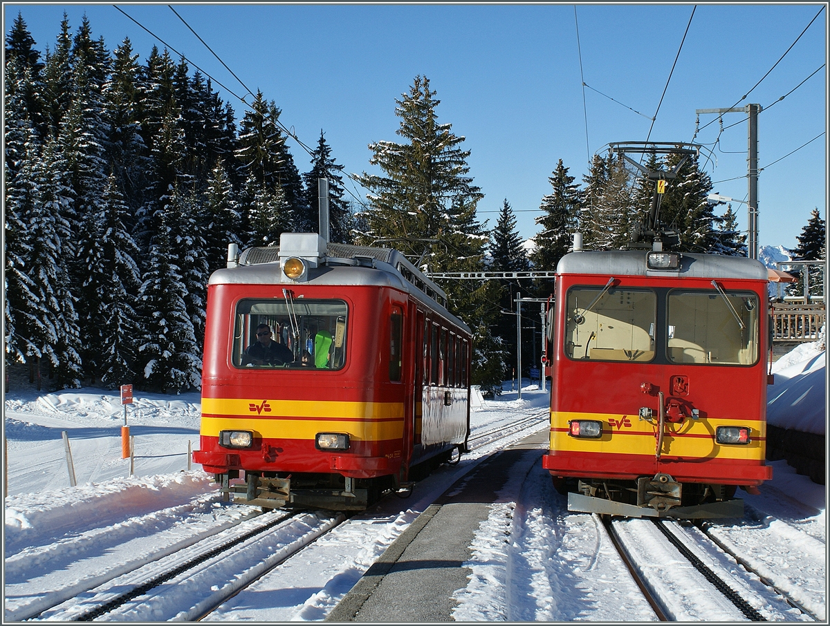 In Col-de-Soud kreuzen sich der bergwärts fahrende BDeh 2/4 N° 24  und die mit einem Reisezug nach Villars fahrende HGe 4/4 N° 31.
8. Feb. 2010