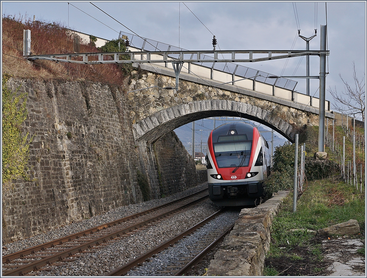 In Cully steht eine der wenigen  alten  Brücken über die Simplon Linie, welche auch Doppelstockzügen genügend Platz bietet und nicht ersetzt werden musste.
Das Bild zeigt den SBB RABe 511 117 als RE 3122 von Vevey nach Genève.
30. Jan. 2018