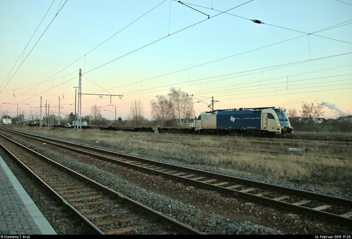 In der Dämmerung (bei schlechten Lichtverhältnissen) zweigt ein Containerzug, hauptsächlich beladen mit Kesselcontainern der Bertschi AG, mit 1216 953-0 (Siemens ES64U4) der Wiener Lokalbahnen Cargo GmbH im Bahnhof Angersdorf von der Bahnstrecke Halle–Hann. Münden (KBS 590) auf die Bahnstrecke Merseburg–Halle-Nietleben (KBS 588) Richtung Merseburg ab.
[14.2.2019 | 17:25 Uhr]