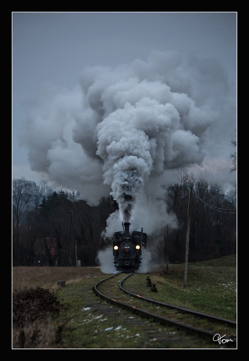 In der Dämmerung fährt 298.102 auf der Steyrtalbahn mit einem Weihnachtszug von Steyr nach Grünburg. 
Neuzeug 2.12.2017