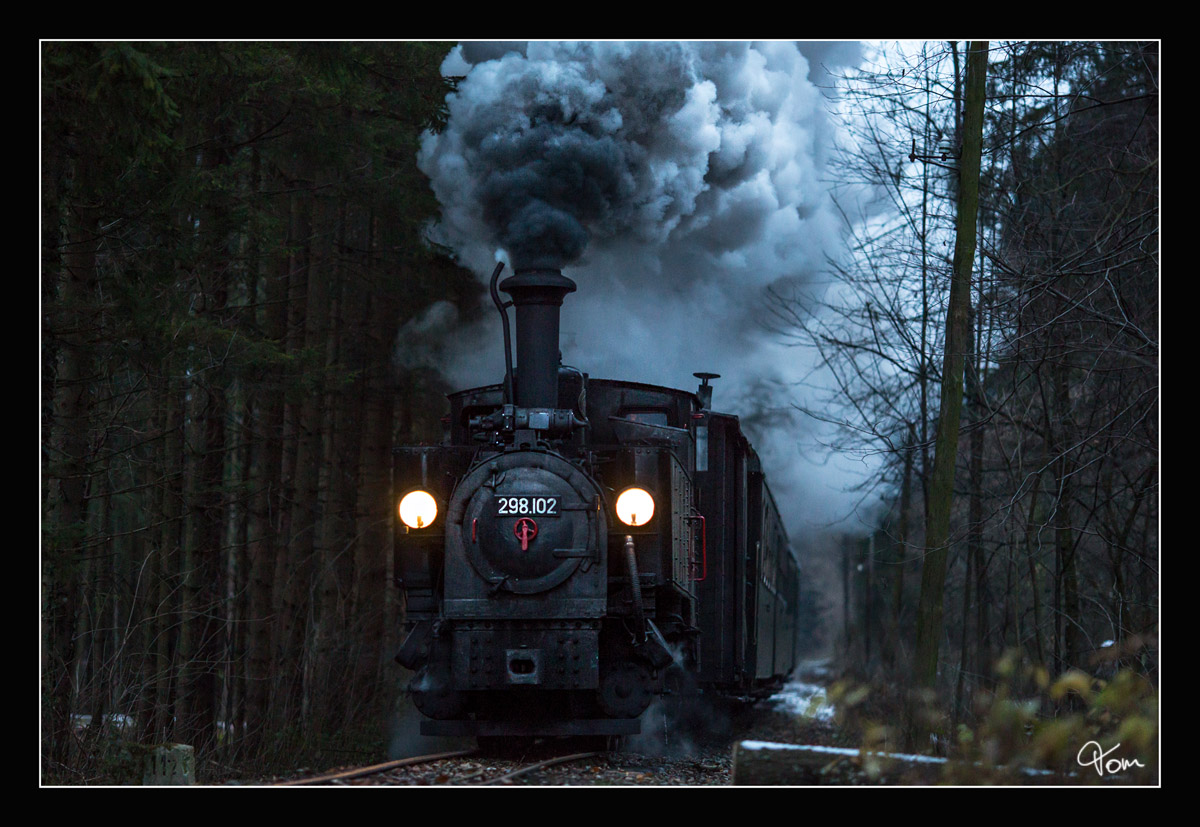 In der Dämmerung fährt 298.102 auf der Steyrtalbahn mit einem Weihnachtszug von Steyr nach Grünburg. 
Aschach an der Steyr 2.12.2017