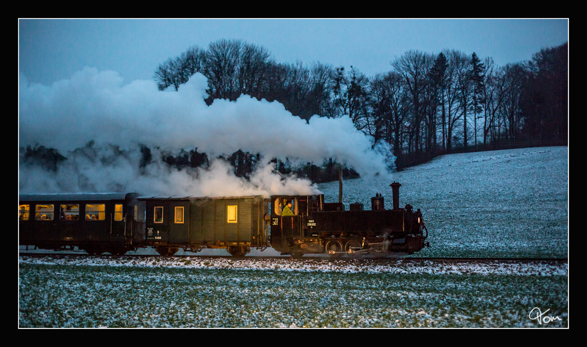 In der Dämmerung fährt 298.102 mit einem Adventzug von Steyr nach Grünburg. Aschach 2.12.2017