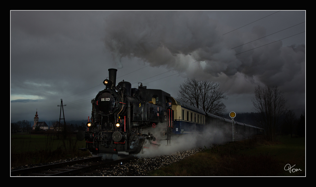 In der Dämmerung fährt die NBiK Dampflok 88.103, mit einem Nikolausdampfzug von Weizelsdorf nach Ferlach.
Kappel an der Drau  24.11.2018