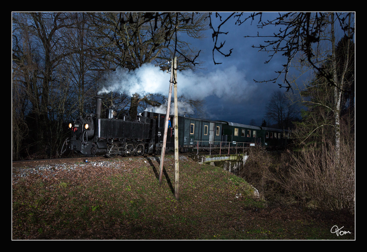 In der Dämmerung, fährt die ÖGEG Dampflok 298.102 auf der Steyrtalbahn mit einem Adventzug von Steyr nach Grünburg. 
08.12.2018