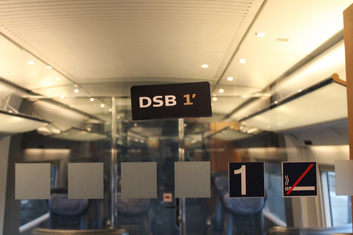 In Dänemark heiss 1.Klasse  DSB 1'   ausgesprochen: DSB første (erste). Hier 1.Klasse in ein ICE TD.  2/1/2014.