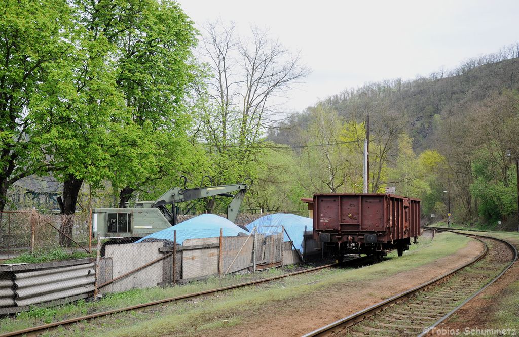 In Davle bekommt der örtliche Kohlenhändler seine Ware noch in den hierzulande schon so gut wie ausgestorbenen Es-Wagen geliefert. Davle am 27.04.2013