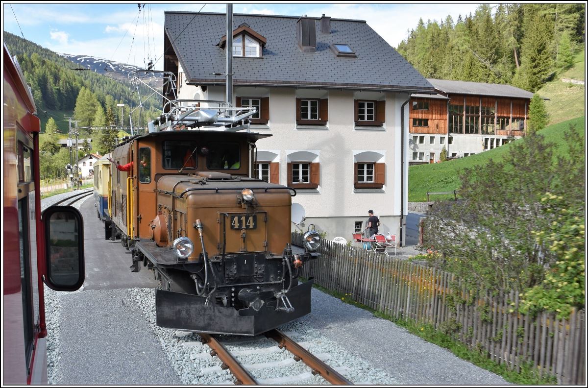 In Davos Glaris begenet uns R1839 mit der Ge 6/6 I 414. (13.05.2018)