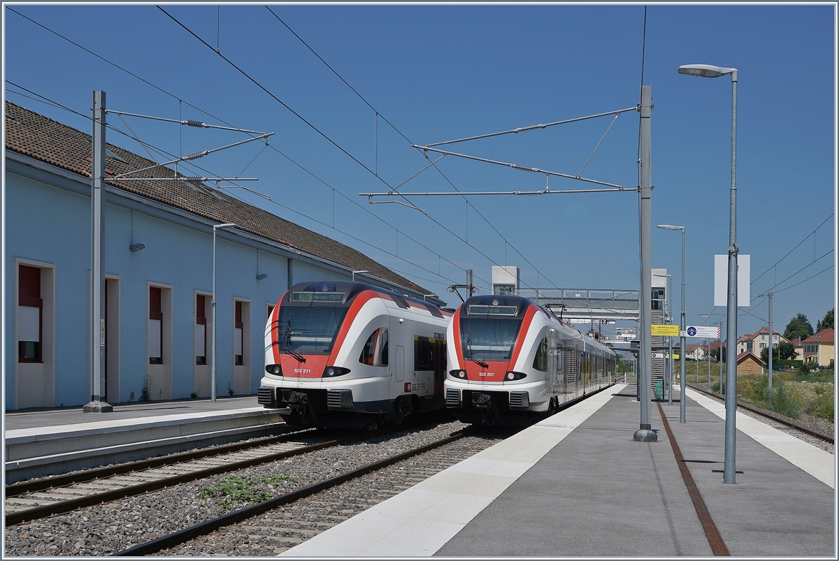 In Delle steht links der RABe 522 211 als RE 18174 zur Weiterfahrt nach Meroux TGV bereit und rechts im Bild steht der als RE 4122 von Porrentruy in Delle eingetroffene RABe 522 207 der als RE 4121 nach Porrentruy zurückfahren wird. 

23. Juli 2019