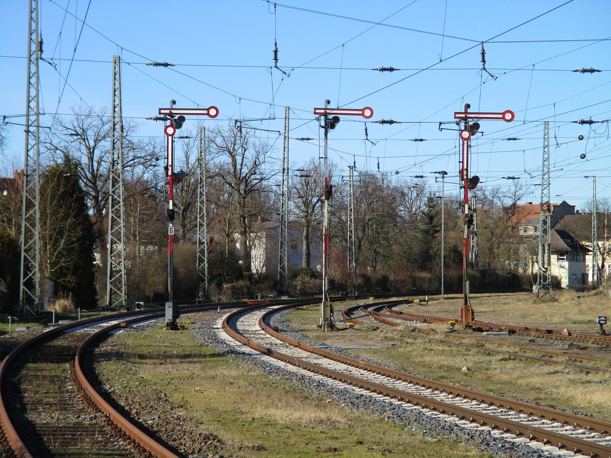 In Demmin sind die Ausfahrsignale G,H und I als Formsignale Richtung Grimmen noch in Betrieb.Auch die Formsignale Richtung Neubrandenburg sind noch in Betrieb.Aufgenommen am 26.Februar 2022.