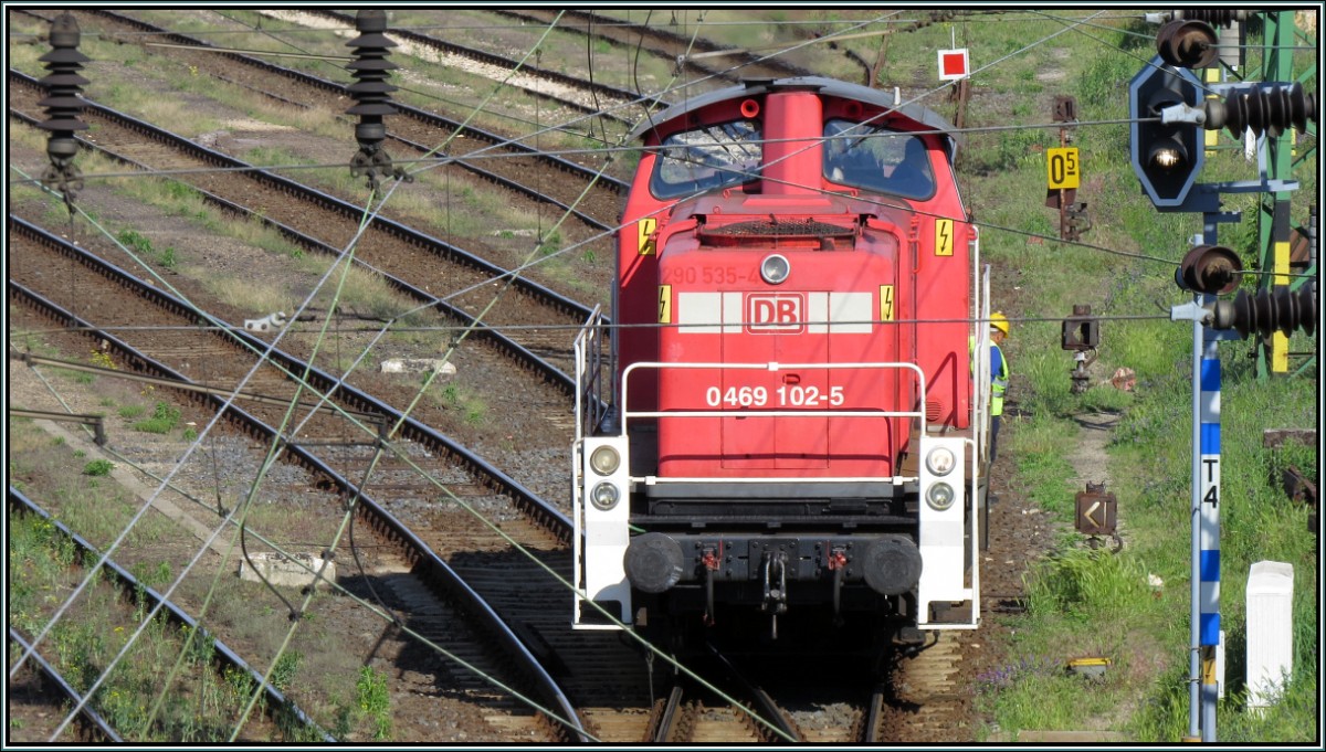 In Deutschland ausgemustert,verichtet die ehemals 290 535-4 nun fleissig ihre Arbeit im Rangierdienst am Bahnhof von Komárom. Hier trägt sie die Bezeichnung 0469 102-5 (A-25).Szenario vom 19.Mai 2014. 