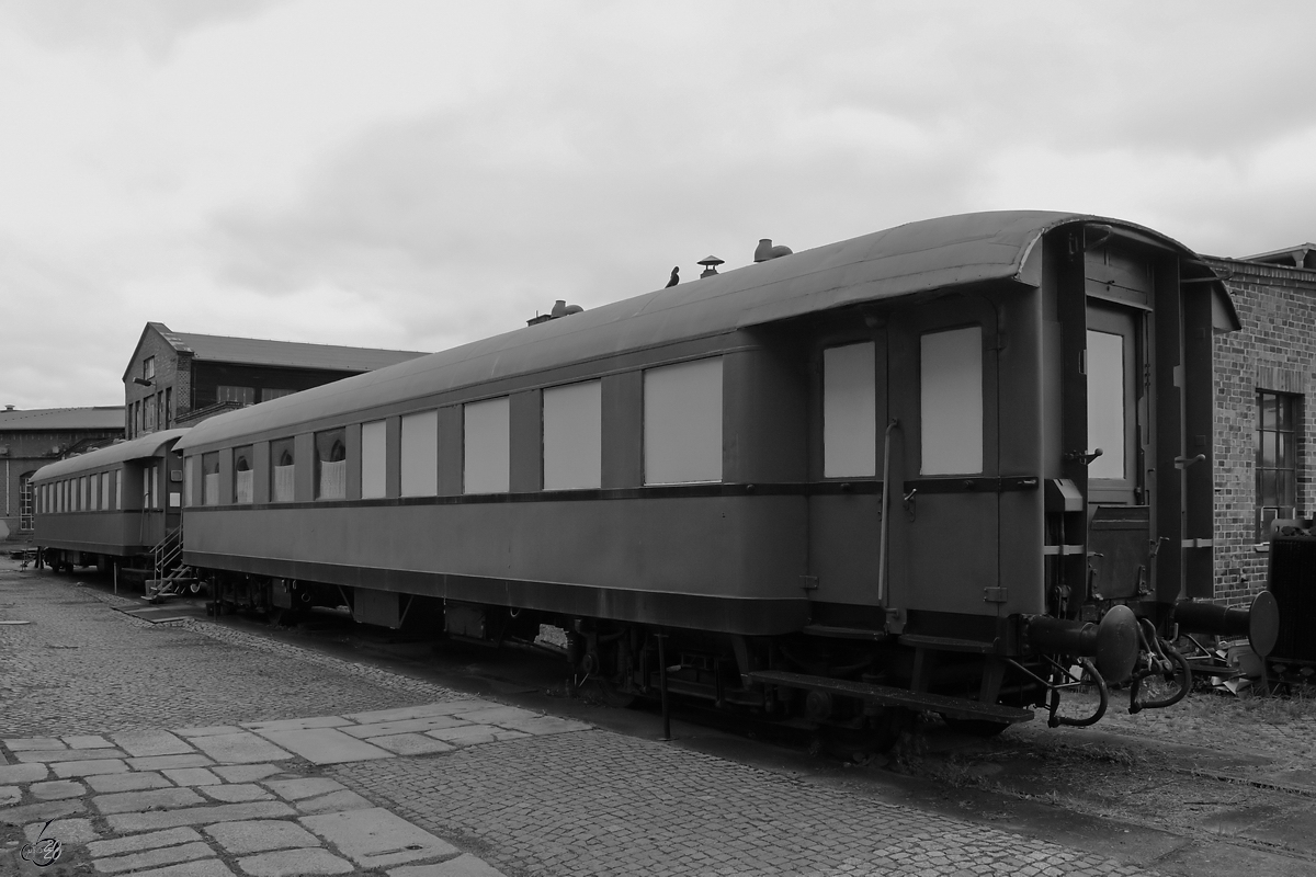 In diesem alten Personenwagen ist eine Modellbahnanlage der Sächsische Modellbahner-Vereinigung untergebracht. (Sächsisches Eisenbahnmuseum Chemnitz-Hilbersdorf, September 2020)