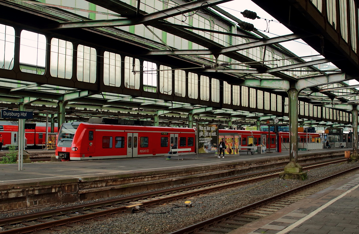 In diesem Jahr soll der Umbau des Duisburger Hauptbahnhofes beginnen. Dabei werden auch die aus den 1930er Jahren stammenden charakteristischen Hallendächer durch eine Neukonstruktion ersetzt. Es wird also langsam Zeit, dem Bahnhof noch einmal einen Besuch abzustatten. Ein 422-Doppel steht am 03.05.2017 abfahrbereit auf Gleis 8.
