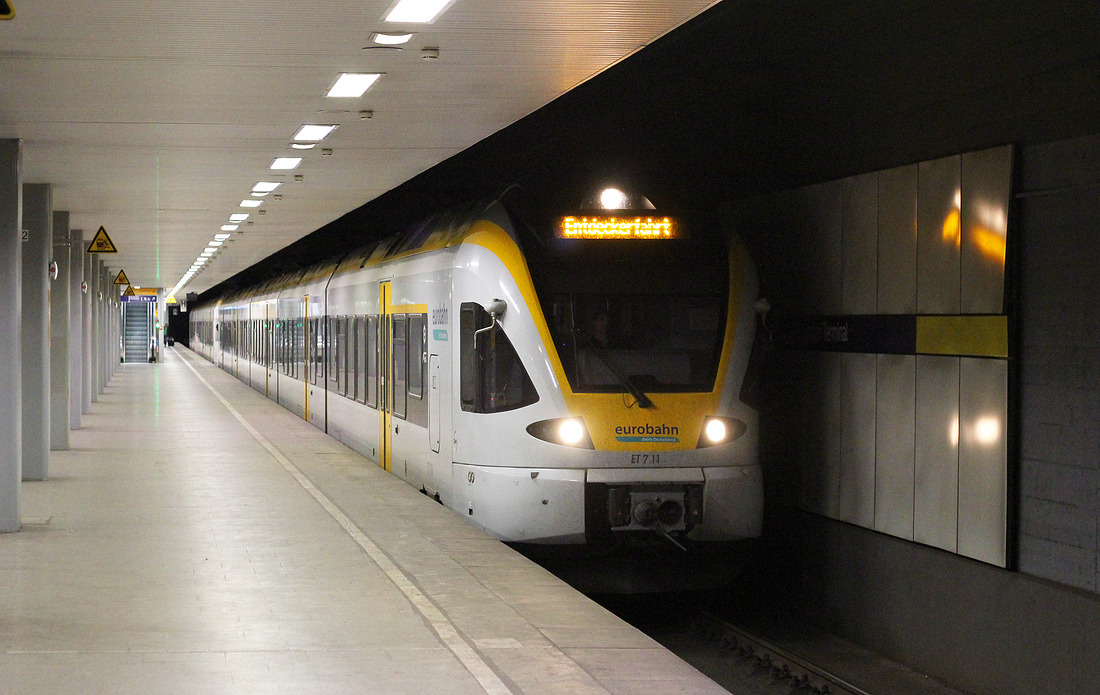 In diesem Jahr wendeten zeitweise Züge der Eurobahn im Bahnhof Düsseldorf Flughafen Terminal,
da aufgrund von Bauarbeiten nicht alle Gleise im bzw. am Düsseldorfer Hauptbahnhof nutzbar waren.
Eurobahn ET 7.11 wurde am 19. April 2017 fotografiert.