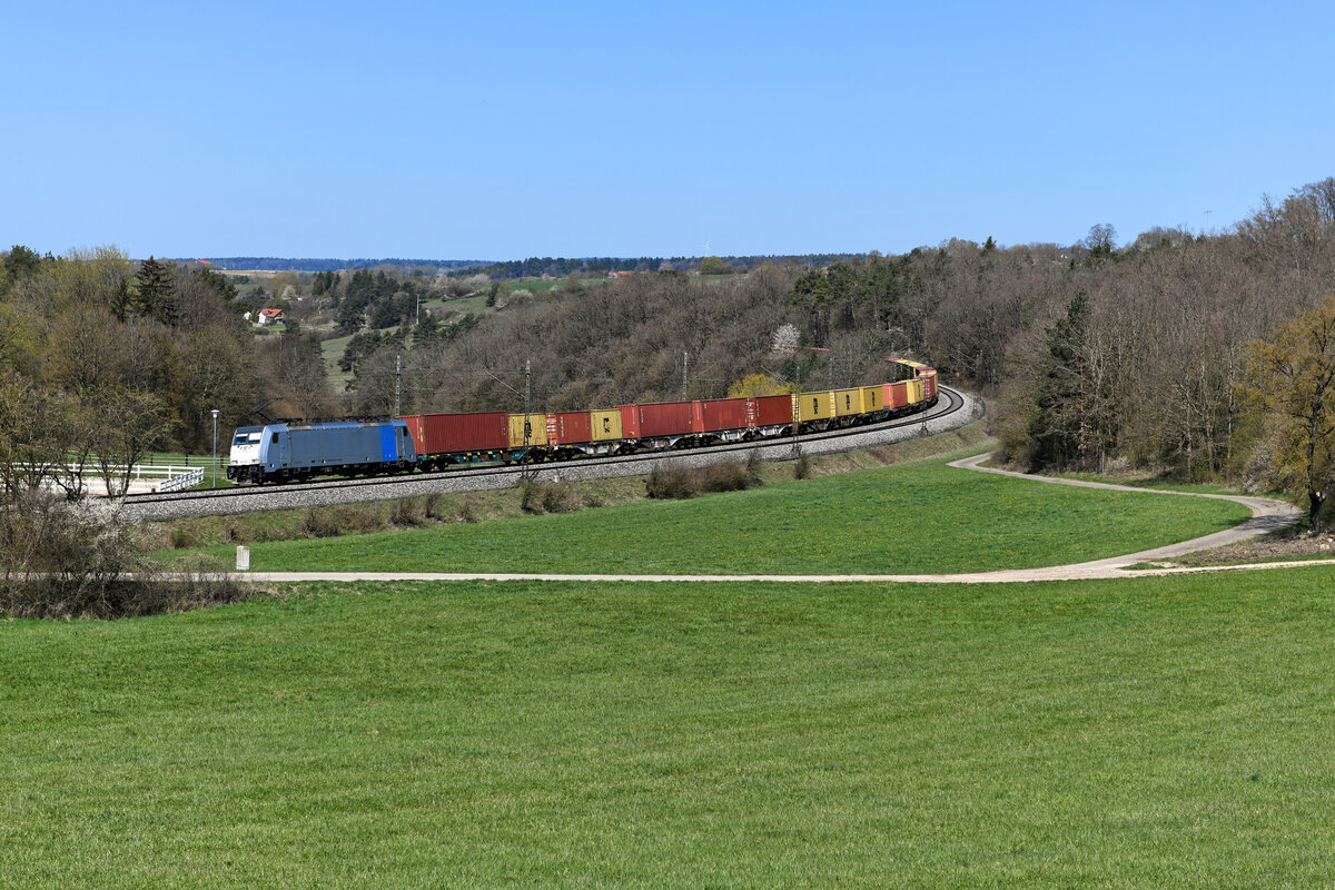In diesem Jahr zog der Frühling spät ins Land. Am 25. April 2021 zeigte sich bei Edlhausen in der Oberpfalz erstes zartes Grün. Dort konnte ich die für das belgische Unternehmen LINEAS fahrende 186 294 mit einem komplett beladenen Containerzug aufnehmen.  