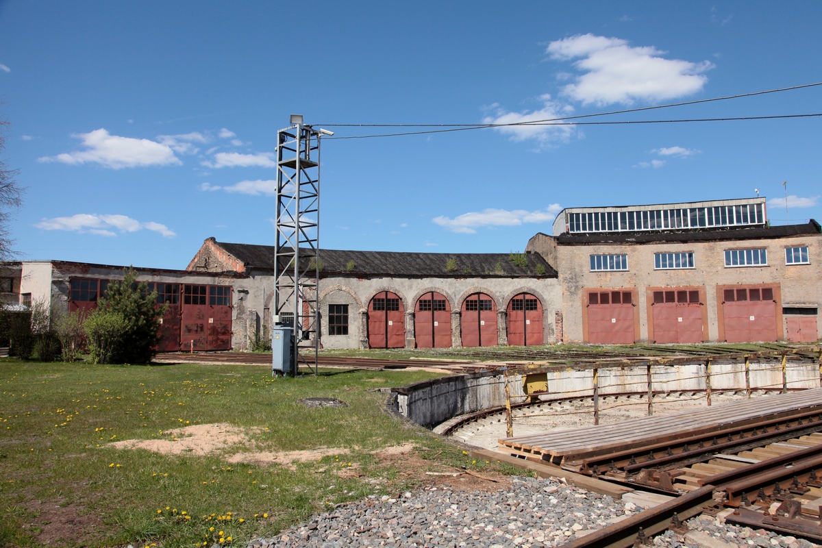 In diesem Rundschuppen in Jelgava befindet sich das Außenlager des Eisenbahnmuseums Riga. Hier sind Loks und Wagen untergestellt die auf ihre Aufarbeitung warten um später in Riga ausgestellt zu werden. 13.05.2017