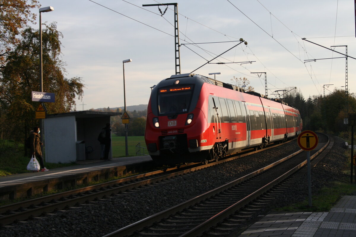 In diesem schönen Abendlicht in Friedelhausen am 14.11.2020 konnte sich ein DB Regio TALENT2 (442 293) als RB41 nach Stadtallendorf präsentieren.