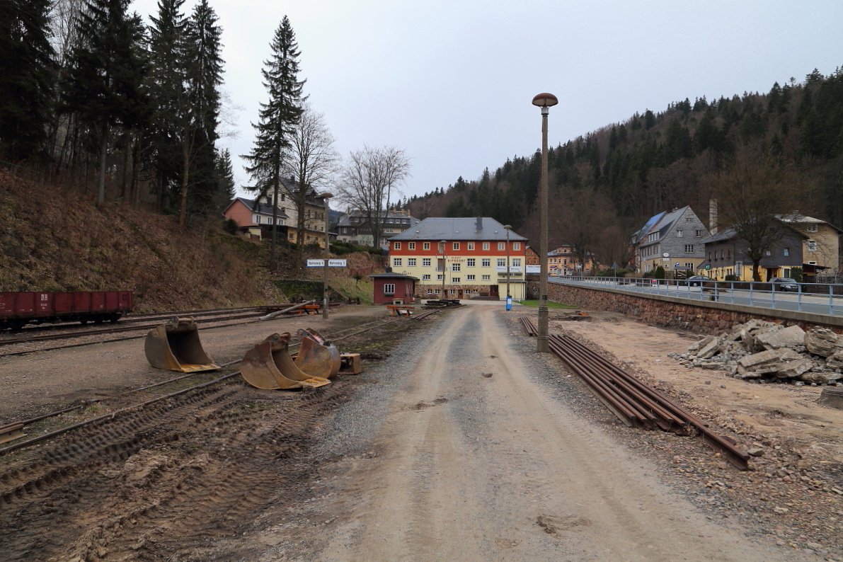In diesem Zustand präsentierte sich der Bahnhof Kurort Kipsdorf am Nachmittag des 04.04.2016. Daß sich hier etwas tut, war zu diesem Zeitpunkt schon zu sehen. Heute, ein gutes Jahr später, ist der flutzerstörte Bahnhof weitestgehend wiederhergestellt. Dennoch gibt es auch zum jetzigen Zeitpunkt, also fast 15 Jahre nach der Katastrophe, immer noch keinen offiziellen Eröffnungstermin für den oberen Abschnitt der Weißeritztalbahn. Allerdings scheint festzustehen, daß es sich nur noch um wenige Wochen handeln kann, bis die Fans dieser wunderschönen Kleinbahn ihre geliebte  Bimmel  wieder zurückhaben! ;-)
