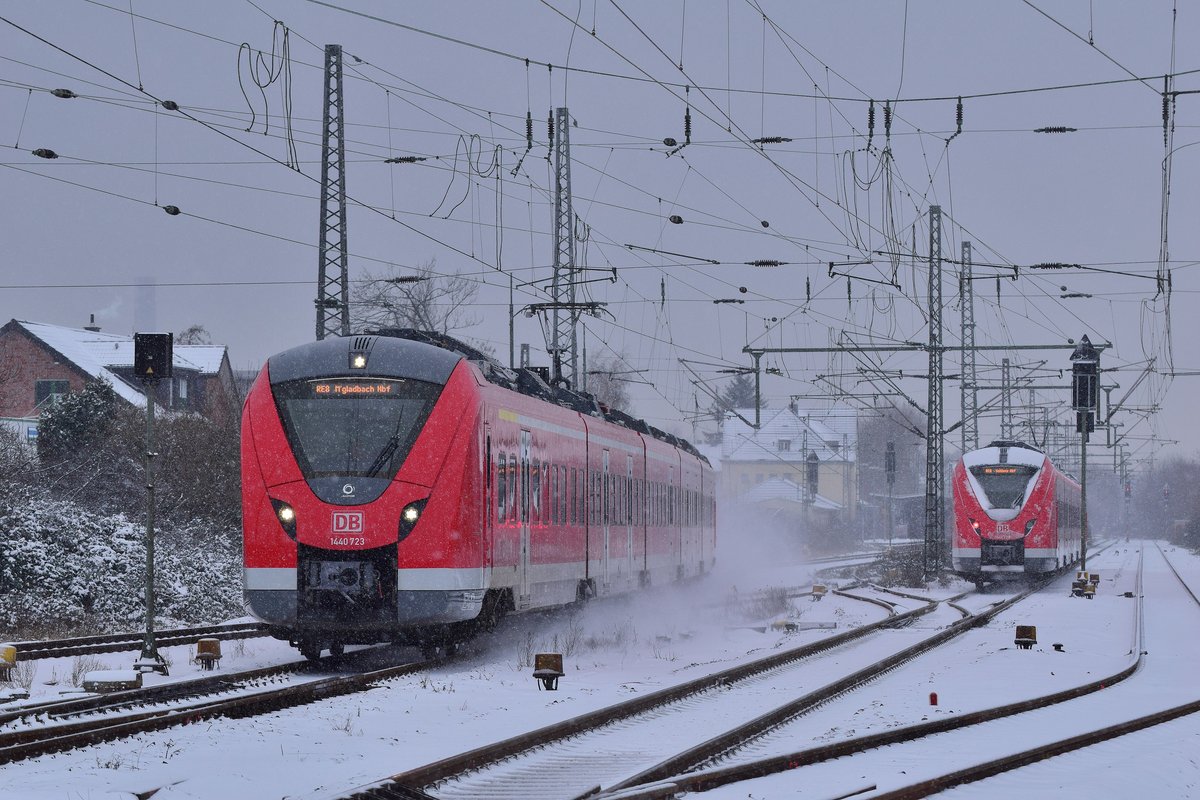 In diesen Tagen dürfen sich die 1440 in ihrem ersten richtigen Winter beweisen und fahren auch sehr zuverlässig. Hier erreicht 1440 229 den Bahnhof Grevenbroich während 1440 223 den Bahnhof gerade verlässt.

Grevenbroich 08.02.2021