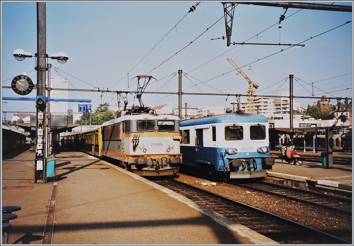 In Dijon wartet die SNCF BB 25655 mit ihrer zu jener Zeit typischen  Rio -Garnitur als TER auf einen nächsten Einsatz. Rechts im Bild ist noch die Front eines Z 7100  Zézette  zu sehen.  

Analogbild vom September 1998 