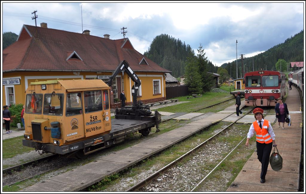 In Dobšinská Ľadová Jaskyňa ist das Stationspersonal noch hilfsbereit beim Einstieg in den D820. Wir begenen dem Regio 7777 mit 812 022-? und dem MUV69 589. (06.06.2014)