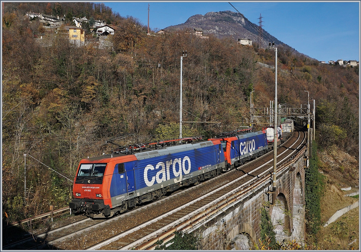 In Domodossola öfters zu sehen, doch auf der Simplonstrecke kaum sind die SBB Re 474, die nun dank der baubedingten Luino-Streckensperre für kurze Zeit zusätzliche Abwechslung auf der Simplon Achse bringen: Re 474 003 (UIC 91 85 4 474 003-1) und eine weitere auf der Fahrt Richtung Domodossola bei Kilometer 4.1 kurz vor Preglia.
21. Nov. 2017