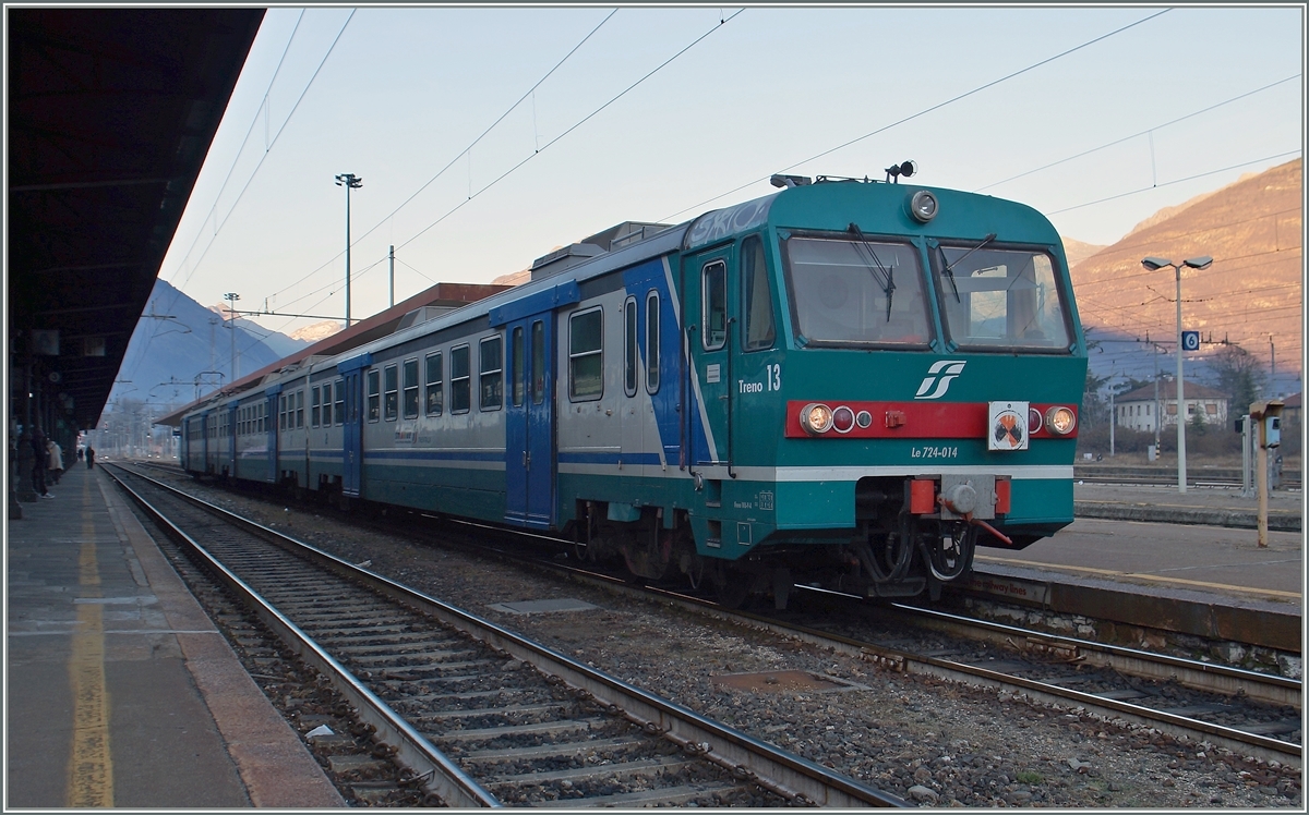 In Domodossola wartet im letzten Licht des kurzen Tages der FS Trenitalia  Treno 13 , bestehend aus dem schiebenden Ale 724 055, einem Mittelwagen und dem Steuerwagen Le 724 014, auf die Abfahrt nach Novara.

27. Dezember 2015