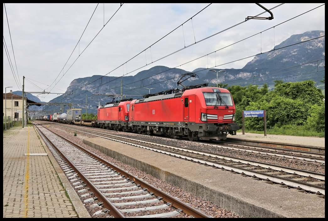 In Doppel Traktion waren die DB 193303 und DB 193351 am 31.5.2022 auf der Brennerbahn mit einem schweren Güterzug in Richtung Österreich unterwegs. Um 9.48 Uhr kam der Zug durch den Bahnhof Egna / Neumarkt südlich von Bozen.