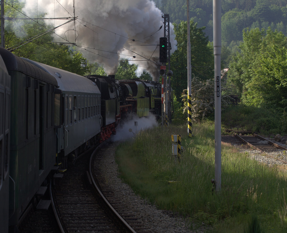In Doppelbespannung verläßt der Dampfsonderzug    Macha  den Bahnhof Decin vychod.
23.05.2015 08:36 Uhr.