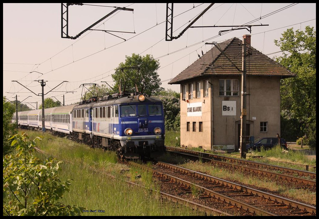 In Doppelbespannung, vorn EU07-055, kam am 20.05.2016 um 9.46 Uhr der Intercity nach Wroclaw am Stellwerk in Stare Bojanowo vorbei. 