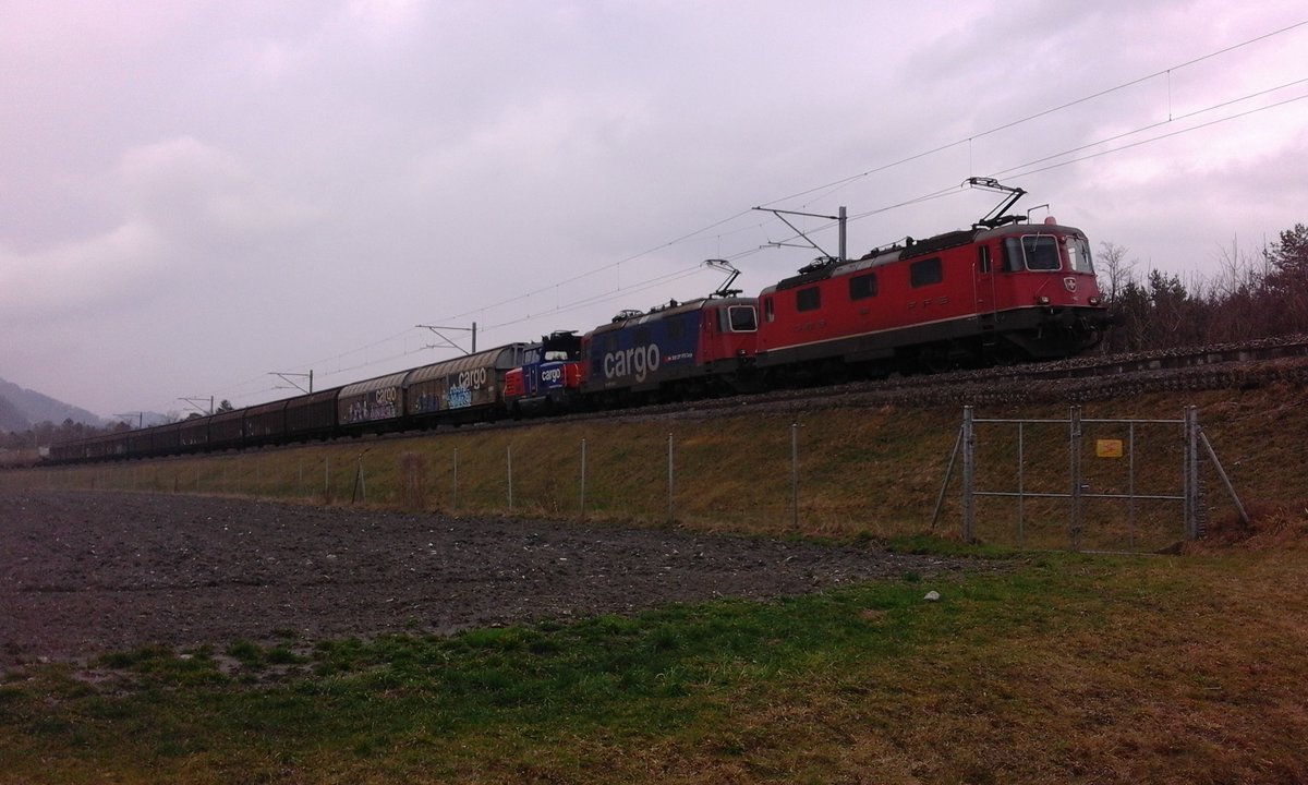 In Doppeltraktion ziehen zwei Re 4/4 einen Güterzug und eine Eem 923 Richtung Sargans über die Rheintalschlaufe. 

Sargans Rheinau, 19.02.2016
